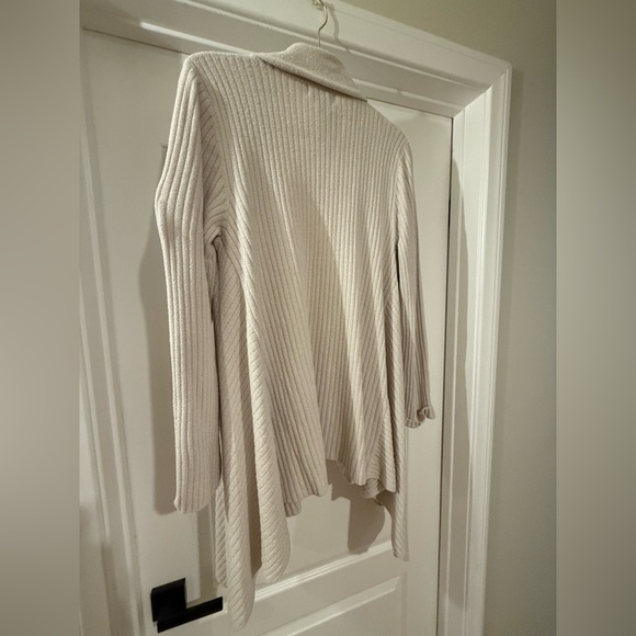 BAREFOOT DREAMS CCUL DRAPED SHAWL
COLLAR CARDI - Picture 5 of 10